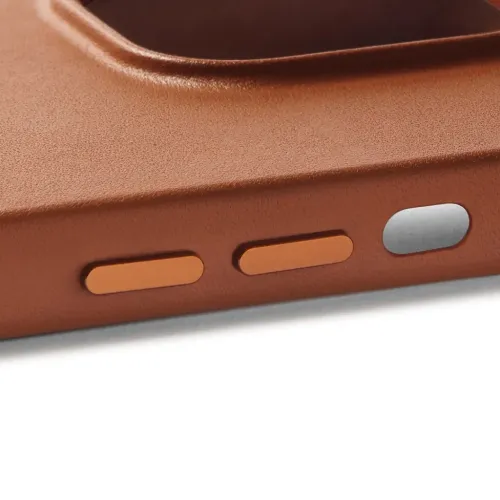Mujjo Leather Case med MagSafe för iPhone 14 Pro Max i ljusbrunt, närbild av texturerat läder och sidoknappar