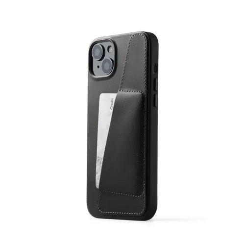 Mujjo lompakkokotelo iPhone 15 Plus -puhelimelle mustaa nahkaa, jossa on viisto korttitasku takana, korotettu kamerakehys ja sivupainikkeet.