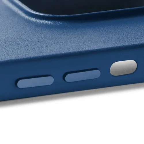 Blåt læderetui til iPhone 14 Pro Max, nærbillede fra siden med to integrerede knapper, en metalknap og en oval udskæring.