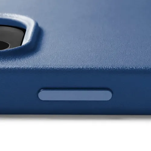 Mujjo læderetui til iPhone 14 Pro Max i monacoblå, nærbillede, der viser den hævede kameraramme og den forsænkede sideknap i profil.