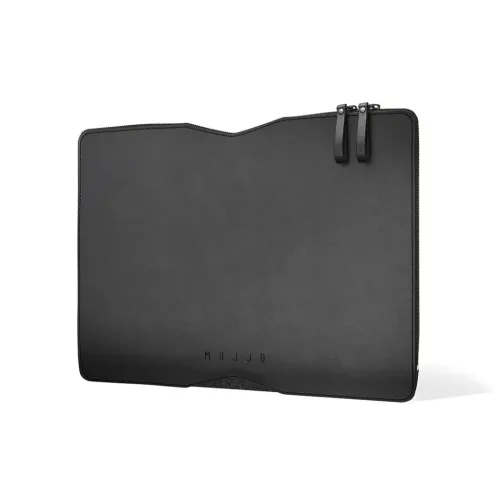 Svart Mujjo laptopfodral i läder med två dragare på överkantens blixtlås, centrerad övre V-skåra och präglad logotyp nederst.