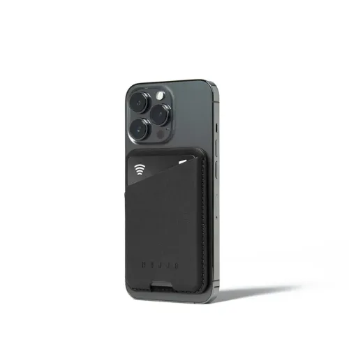 Melns ādas maksts MagSafe kartēm, kas piestiprināts iPhone aizmugurē, slīps atvērums ar daļēji redzamu karti un reljefu MUJJO logotipu.