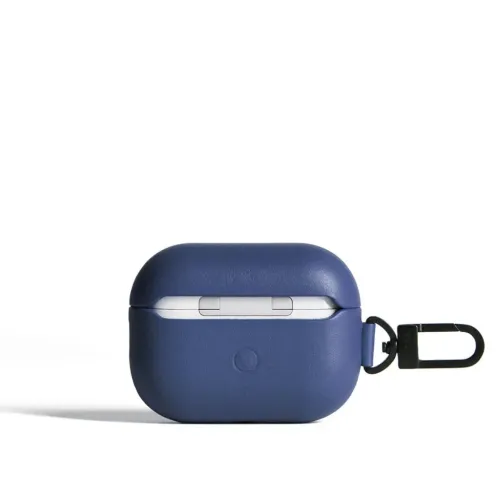 Mujjo Echelon AirPods Pro-Hülle in Monacoblau mit Karabinerclip, abgebildet mit teilweise sichtbarem weißem Ladeetui.