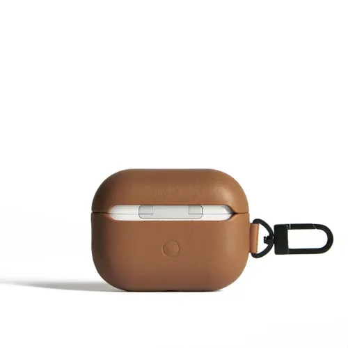 Mujjo AirPods Pro Case aus braunem Leder mit Karabinerclip, gezeigt in einer Studio-Produktaufnahme