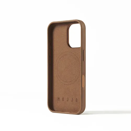 Mujjo iPhone 16 Case aus hellbraunem Leder mit MagSafe-Ausrichtungskreis, Kameraausschnitt und geprägtem Logo