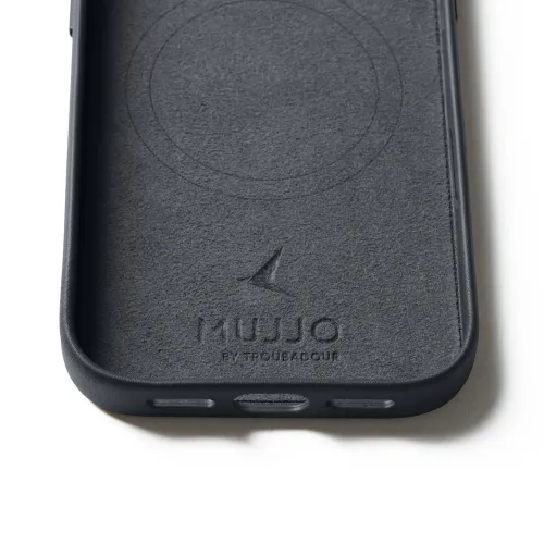 Mujjo-läderfodral för iPhone 17 Pro i svart, med MagSafe-kompatibel baksida och präglad logotyp
