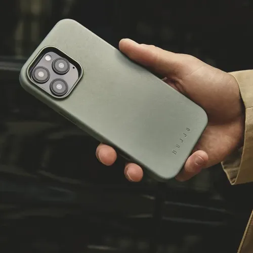 Mujjo Lederhülle für iPhone 16 Pro Max in Salbeigrün mit geprägtem Logo und erhöhtem Kameraausschnitt