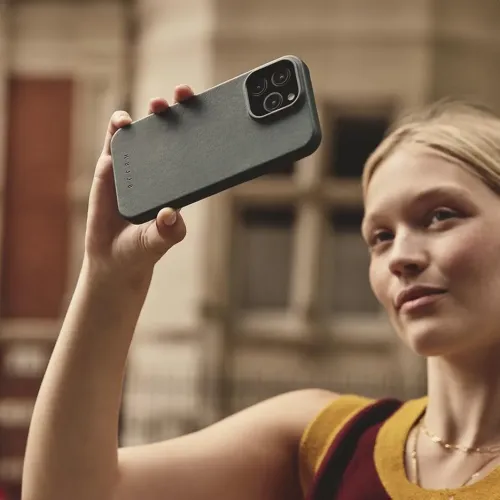 Mujjo Lederhülle für iPhone 16 Pro Max mit strukturierter Oberfläche und erhöhter Aussparung für die Dreifachkamera.