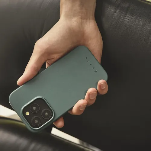 Mujjo Lederhülle in Grün für iPhone 16 Pro Max mit erhöhter Aussparung für die Dreifachkamera und geprägtem Logo