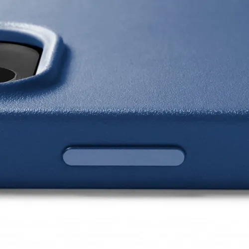 Mujjo Full Leather Case med MagSafe för iPhone 14 i Monacoblått, som visar upphöjd kamerautskärning och detalj av sidoknappen