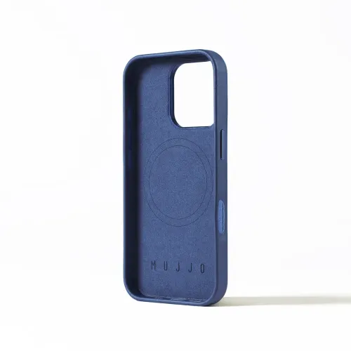 Coque en cuir Mujjo pour iPhone 16 Pro bleue, avec anneau MagSafe et découpe pour l’appareil photo, sur un fond de studio minimaliste.