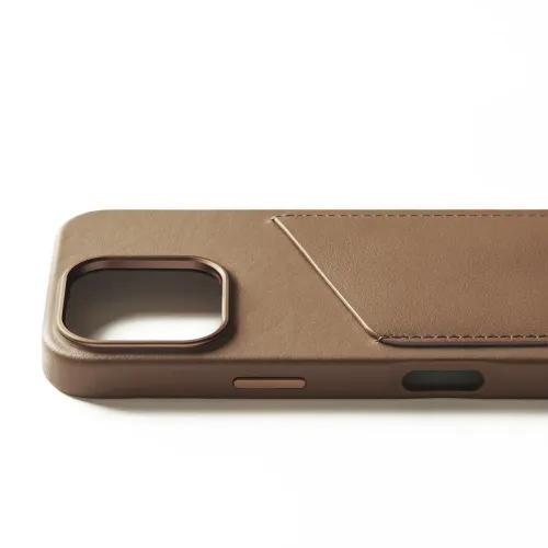 Mujjo Wallet Case aus hellbraunem Leder für iPhone 16 Pro mit Kartenfach auf der Rückseite und erhöhtem Kameraausschnitt