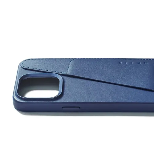 Sinine nahast ümbris iPhone 15 Pro Maxile diagonaalse kaarditasku, tõstetud ristkülikukujulise kaameraraami ja integreeritud külgmise nupuga.