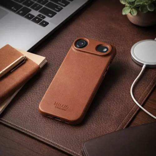 Mujjo Full Leather Case för iPhone 17 Air i ljusbrunt läder, med upphöjd kamerautskärning och MagSafe-kompatibilitet.