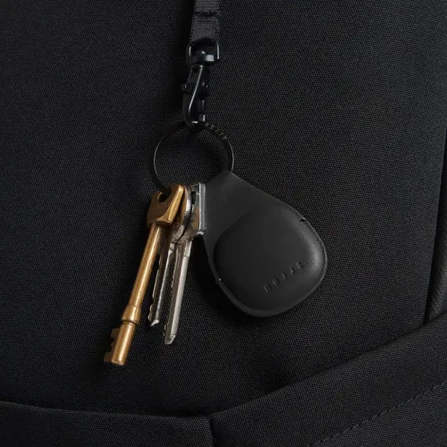 Mujjo Canopy Keychain nahast AirTagi hoidik musta metallrõnga ja kinnitatud võtmetega