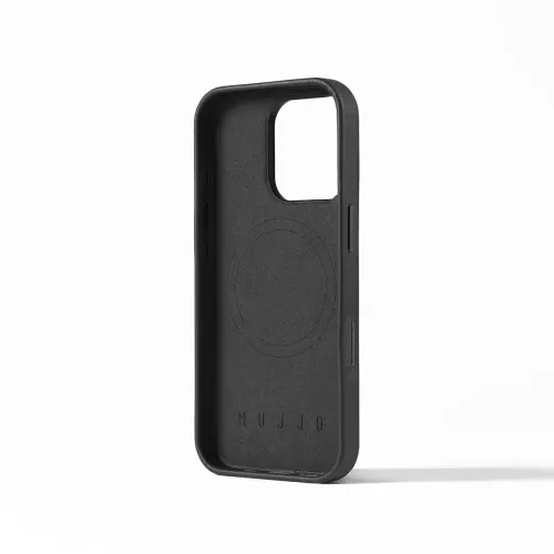Coque en cuir noir Mujjo pour iPhone 16 Pro avec anneau MagSafe, découpe pour appareil photo et logo MUJJO.
