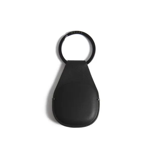 Mujjo Canopy Keychain AirTag-Halter aus schwarzem Leder mit Magnetverschluss und graviertem MUJJO-Schlüsselring