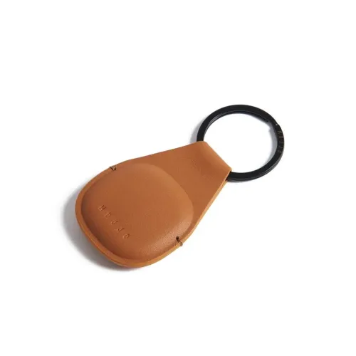 Mujjo Canopy Schlüsselanhänger für Apple AirTag aus hellbraunem, pflanzlich gegerbtem Leder mit schwarzem Schlüsselring aus Metall