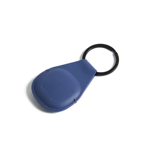 Mujjo Canopy AirTag-Halter als Schlüsselanhänger in Monaco-Blau mit schwarzem Metallschlüsselring und geprägtem Logo