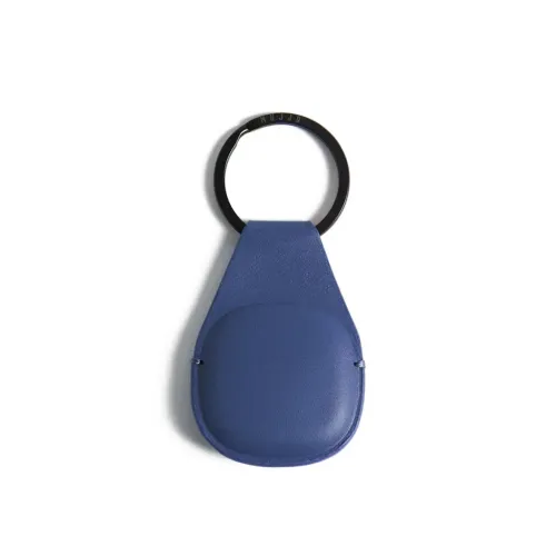 Mujjo Canopy Schlüsselanhänger-AirTag-Halter in Monaco-Blau mit schwarzem Metallring und genähtem Lederetui