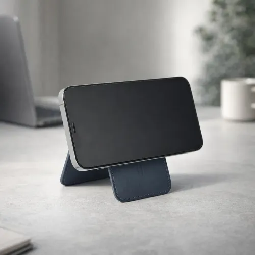 Mujjo MagSafe Leather Wallet Stand som håller en iPhone i liggande läge på ett mörkblått utfällbart stativ