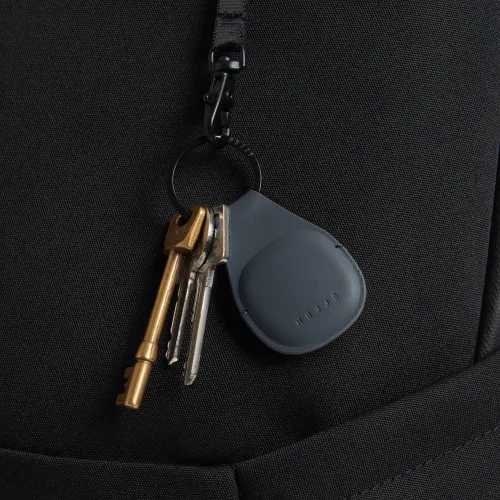 Mujjo AirTag-nyckelring i läder i basalt med präglad logotyp, nyckelring i metall och fastsatta nycklar