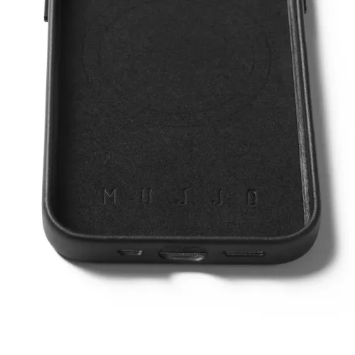 Mujjo skinnveske til iPhone 16e i svart, vist fra innsiden med mykt fôr, MagSafe-ring og bunnkant med tre utsparinger.