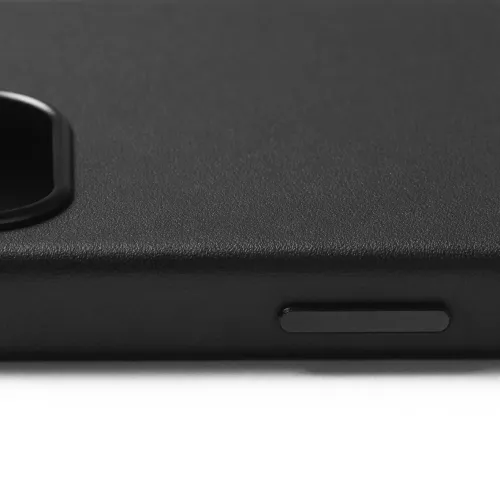 Mujjo skinnveske til iPhone 16e i svart, nærbilde av sideprofil med innfelt metallknapp og opphøyd kameraramme i øverste hjørne.