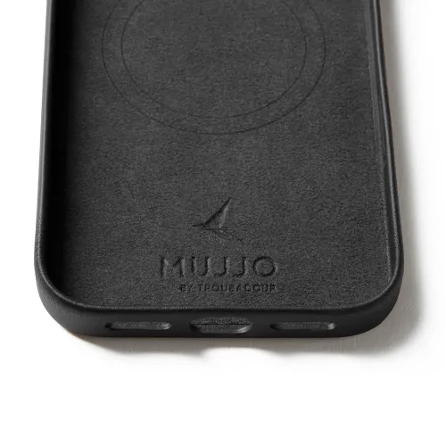 Mujjo svart plånboksfodral i läder för iPhone 17 Pro Max med MagSafe-kontur och präglad logotyp