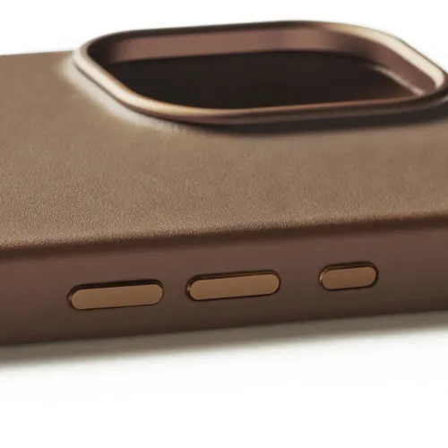Mujjo brunt läderfodral för iPhone 16 med upphöjd kameraöppning och sidoknappsskydd