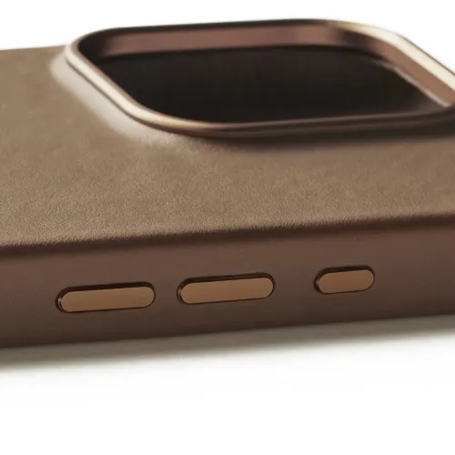 Mujjo Leather Case för iPhone 16 Pro i tan, närbild av vänster sida med tre metallknappar och upphöjd fyrkantig kameraram.