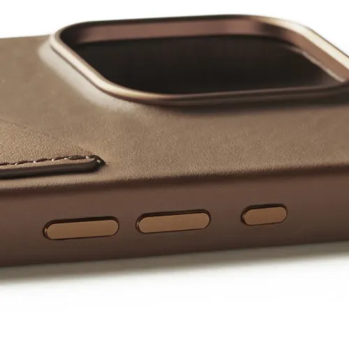 Ruskea nahkakotelo lompakolla iPhone 16 Pro -puhelimelle, lähikuva kolmesta sivupainikkeesta, ompeleista ja korotetusta neliönmuotoisesta kamerakehyksestä.