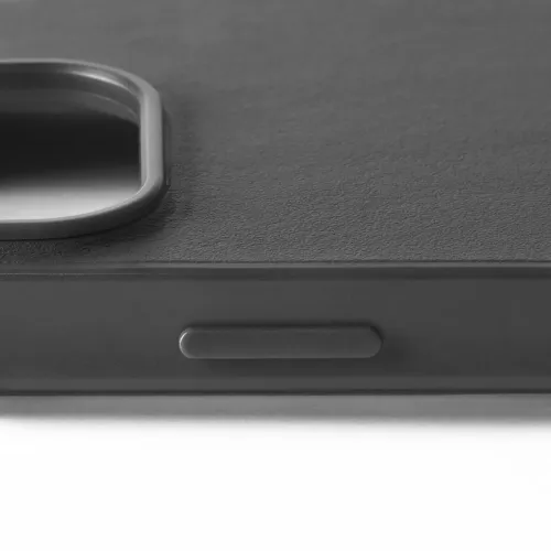 Mujjo Shield Case för iPhone 16 Pro i svart, närbild som visar kamerautskärning, texturerad yta och sidoknapp