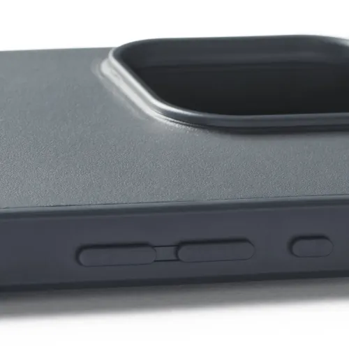 Mujjo Shield Case för iPhone 16 Pro i mörkgrått, med sidoknappar, texturerad finish och kamerautskärning