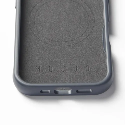 Mujjo Shield Case för iPhone 16 Pro med MagSafe-ring, texturerad insida och USB-C-öppningar
