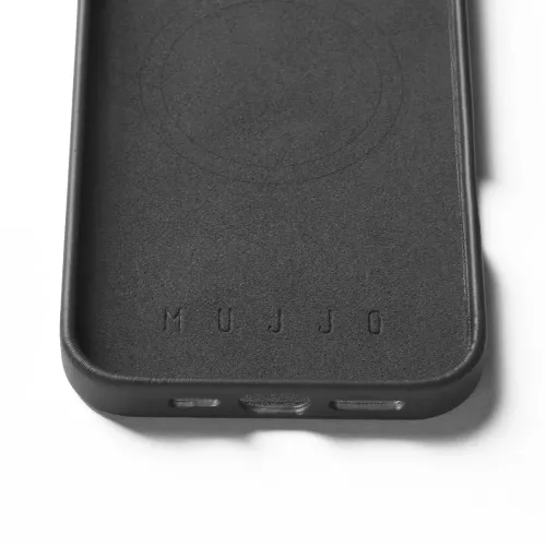 Juodas "Mujjo" odinis dėklas "iPhone 16 Pro Max", viduje įspaustas logotipas, apskritimo kontūras ir apatinis kraštas su trimis išpjovomis.