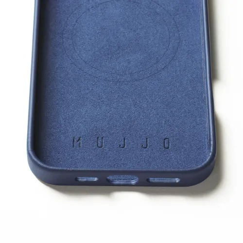 Mujjo blått läderfodral för iPhone 16 Pro Max med präglad logotyp och MagSafe-inriktningsring