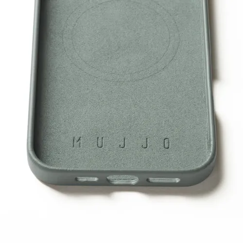 Mujjo-läderfodral för iPhone 16 Pro Max i grönt med MagSafe-ringkontur och präglad logotyp
