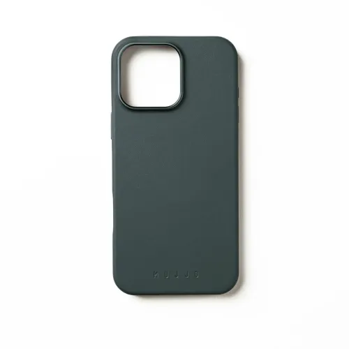 roheline nahast iPhone 16 Pro Maxi ümbris, millel on kandiline kaameraraam, ümarad nurgad, paremal küljel olev nupp ja reljeefne MUJJO logo.