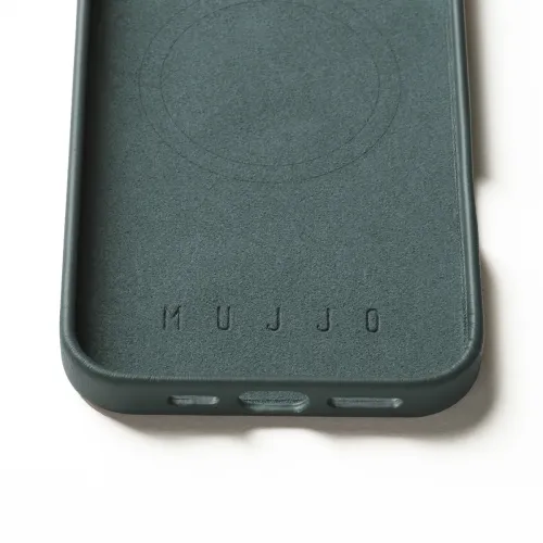 Žalios spalvos "Mujjo" odinis dėklas su minkštu mikropluošto vidumi, įspaustu MUJJO logotipu, "MagSafe" žiedu ir išpjovomis apačioje.