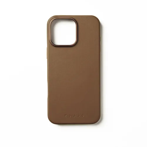 Nahast ümbris iPhone 16 Pro Max'ile pruunikas toonis, kandilise kaamerapesa metallrõngaga, külgmised nupud ja reljeefne MUJJO logo.