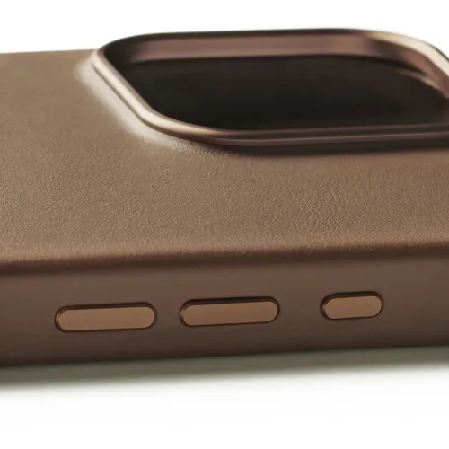 Mujjo ādas futrālis iPhone 16 Pro Max iedeguma krāsā ar paceltu metāla kameras rāmi un trim tonēta metāla sānu pogām, tuvplāns.
