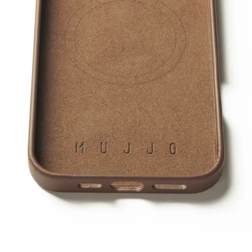 Mujjo ādas futrālis iPhone 16 Pro Max iedeguma krāsā, redzams no iekšpuses ar mīkstu oderi, apļa reljefu un trim izgriezumiem apakšā.