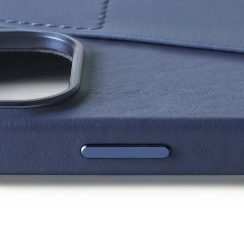 Mujjo Wallet-nahkakotelo iPhone 16 Pro Max -puhelimelle, sininen, metallikehys kameran aukon, sivupainikkeen ja vinon korttitaskun ympärillä.