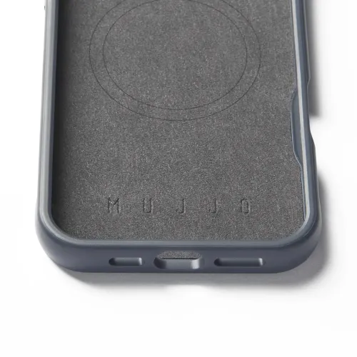 "Mujjo Shield" dėklas "iPhone 16 Pro Max" su pilku mikropluošto vidumi, silpnu "MagSafe" žiedu, plienine mėlyna apdaila ir trimis išpjovomis