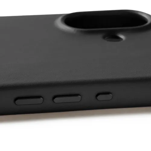 Musta nahkakotelo iPhone 17 -puhelimelle, jossa on kohotettu soikea kamera-aukko, sen vieressä pyöreä aukko ja kolme matalaprofiilista sivupainiketta.