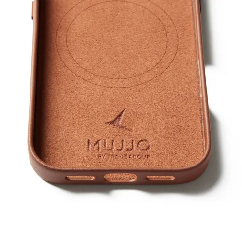 Mujjo brunt läderfodral för iPhone 17 med präglad logotyp, MagSafe-justeringsmarkering och upphöjd skyddskant