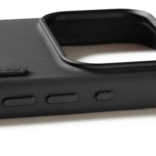 Sort iPhone-etui i læder med hævet kameraramme, tre dækkede sideknapper og synlig syet kant på venstre kortlomme.