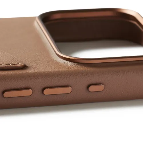 iPhone 17 Pro lommebokveske i solbrunt skinn med hevet metallramme rundt kameraet, tre sideknapper og eksponert kortlommekant.