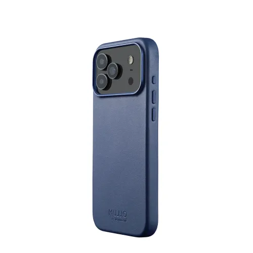 Blå Mujjo iPhone-etui i læder med hævet kameraramme, tre linser og to sideknapper, slank profil og præget logo.